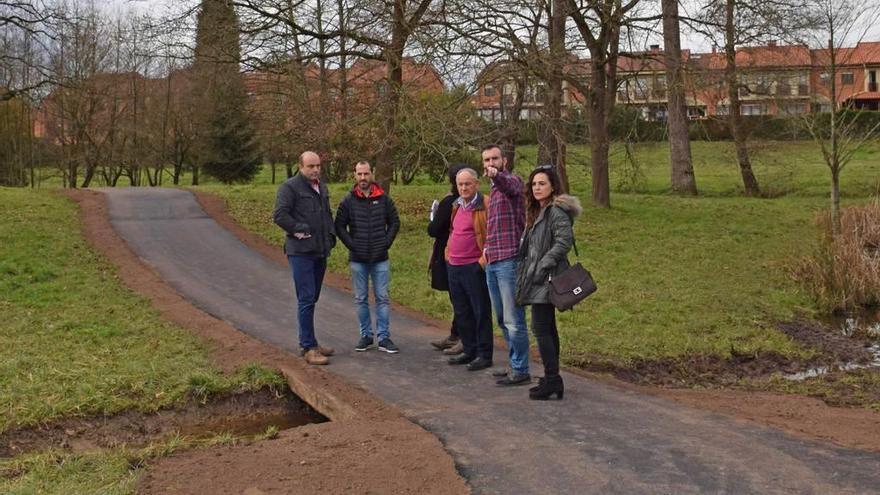 Los responsables municipales, ayer, visitando las obras concluidas del parque de La Fresneda.