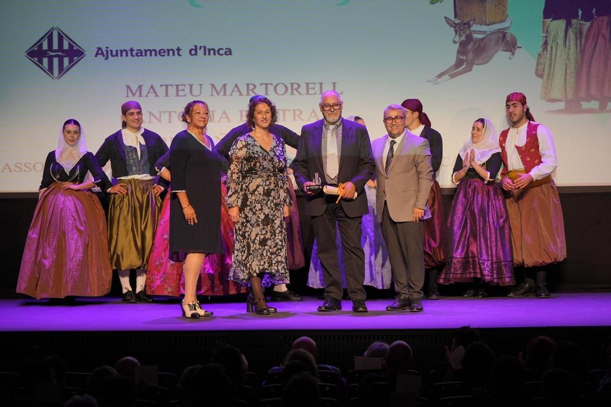 Imagen de la entrega del premio a los Revetlers Puig d'Inca.