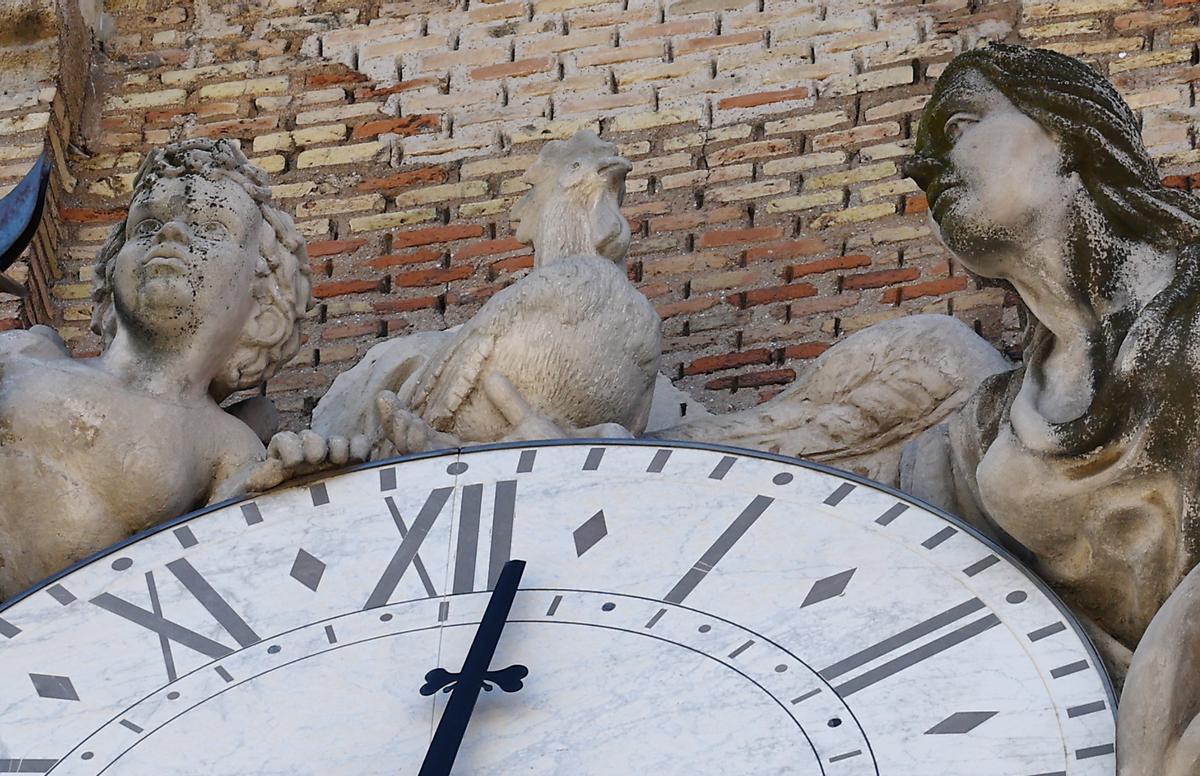Otro gallo se esconde junto a un reloj muy popular