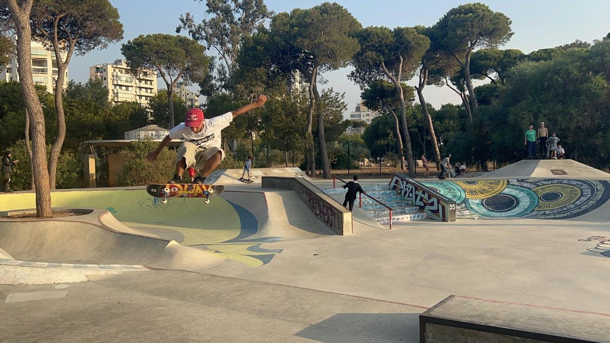 Light perfecciona uno de sus trucos en el Snoubar skatepark de Beirut.