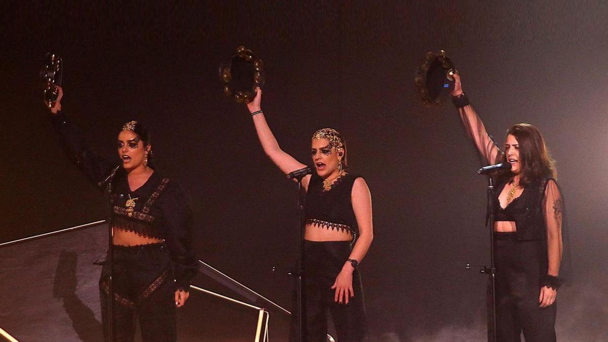 Aida Tarrío, Olaia Maneiro y Sabela Maneiro, en su actuación en el Benidorm Fest el miércoles.