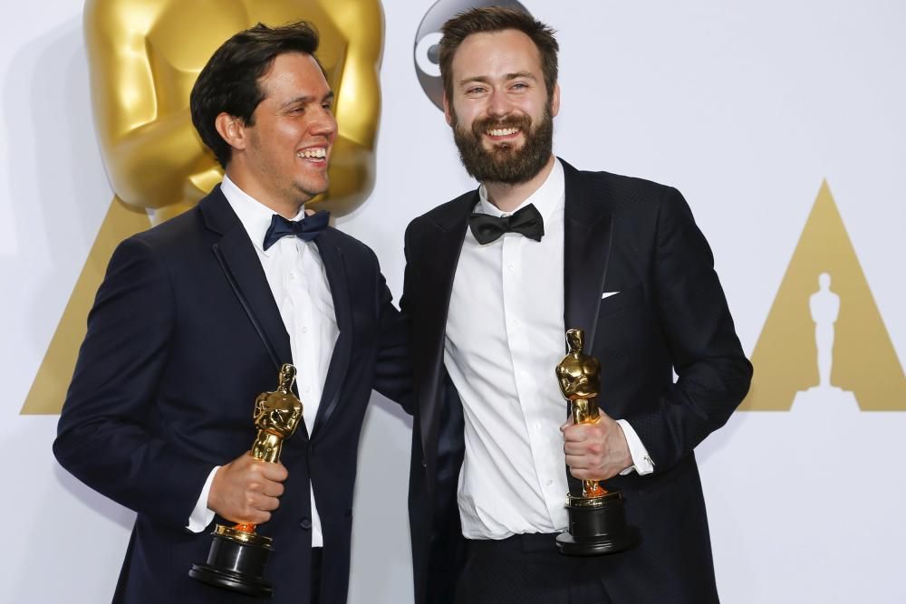 Benjamin Cleary y Shan Christopher Ogilvie posan con sus premios Oscar