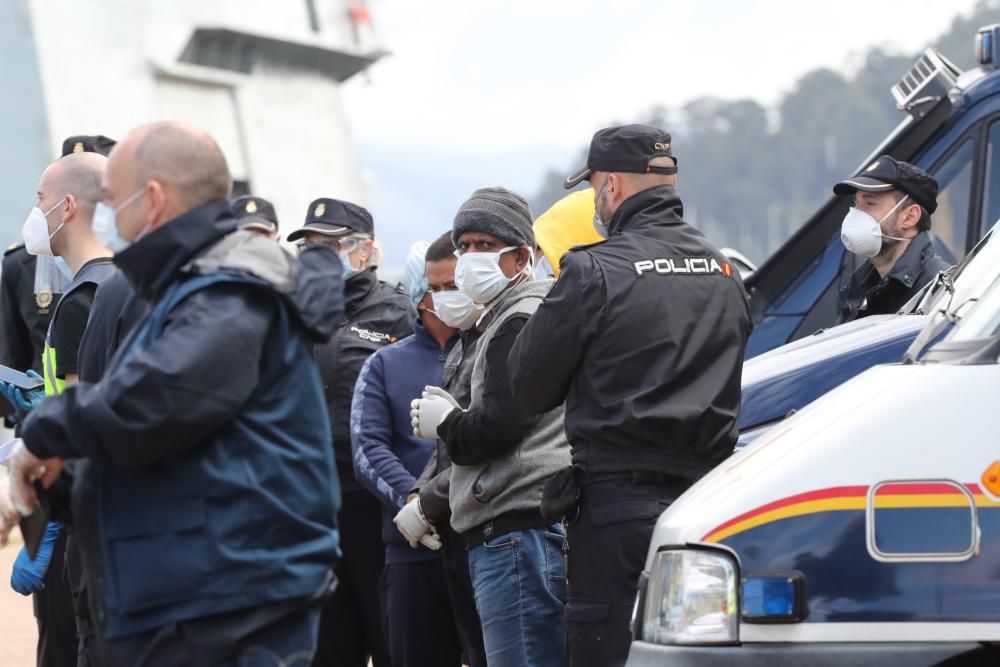 El "karar", abordado en alta mar y en el que se transportaba la droga, llegó ayer al puerto de Vigo . // Ricardo Grobas