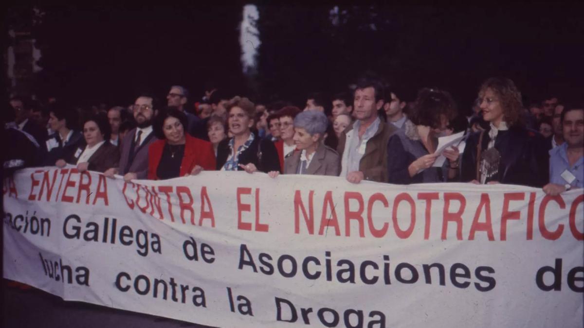 Carmen Avendaño, en el centro, encabezando una multitudinaria manifestación contra el narcotráfico que se celebró en Vigo en 1994