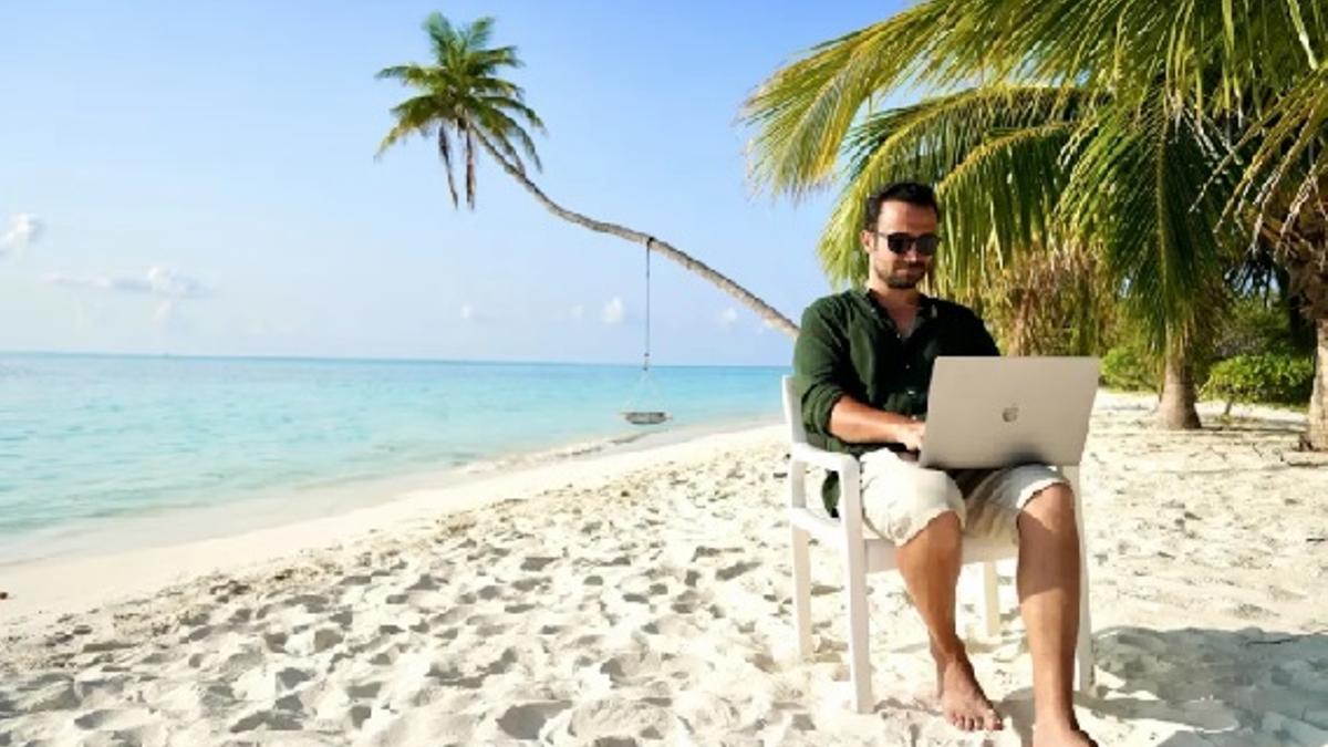 Autónomo trabajando en sus vacaciones