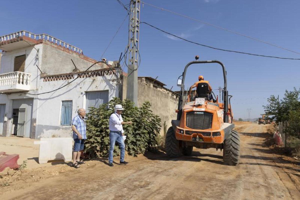 Maquinaria que trabaja en la Ronda Oeste pasa junto a la casa de Joaquín Moreno.