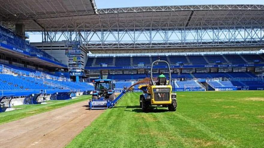 Uno de los trabajos para renovar el césped del Carlos Tartiere. | LNE