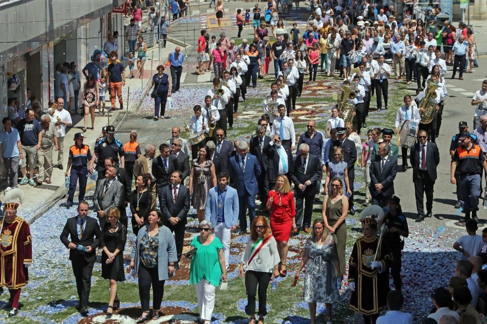 Miles de personas abarrotan las calles de la villa del Tea para disfrutar del Corpus y de las alfombras florales.