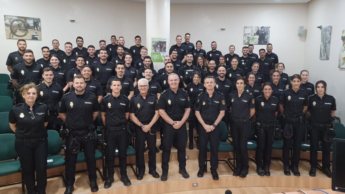 Los agentes en prácticas, junto a los jefes de la Policía en Baleares.