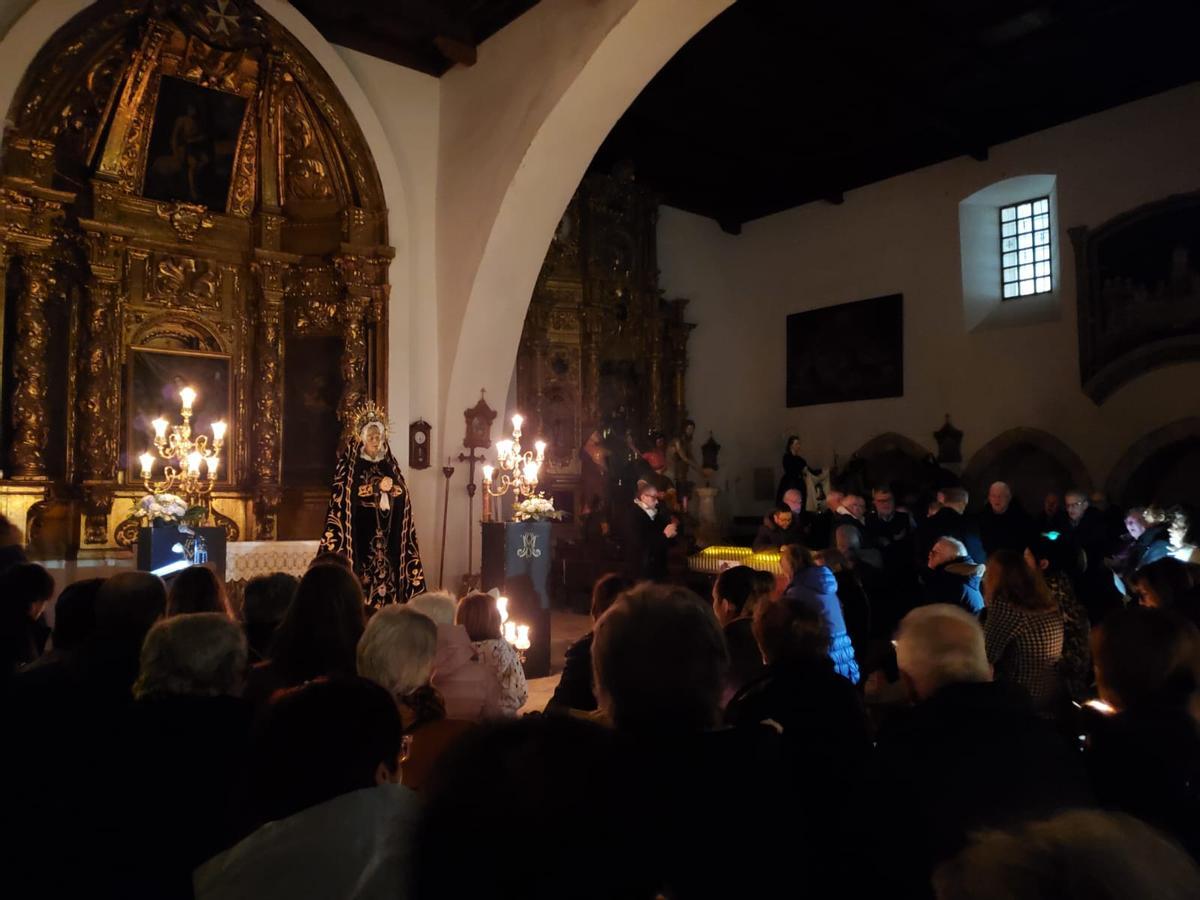 GALERÍA | Besamanos a la Virgen de la Soledad de Toro en la iglesia de Santa Catalina