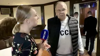 Lavrov llega a Alaska vestido con una sudadera con las siglas de la Unión Soviética
