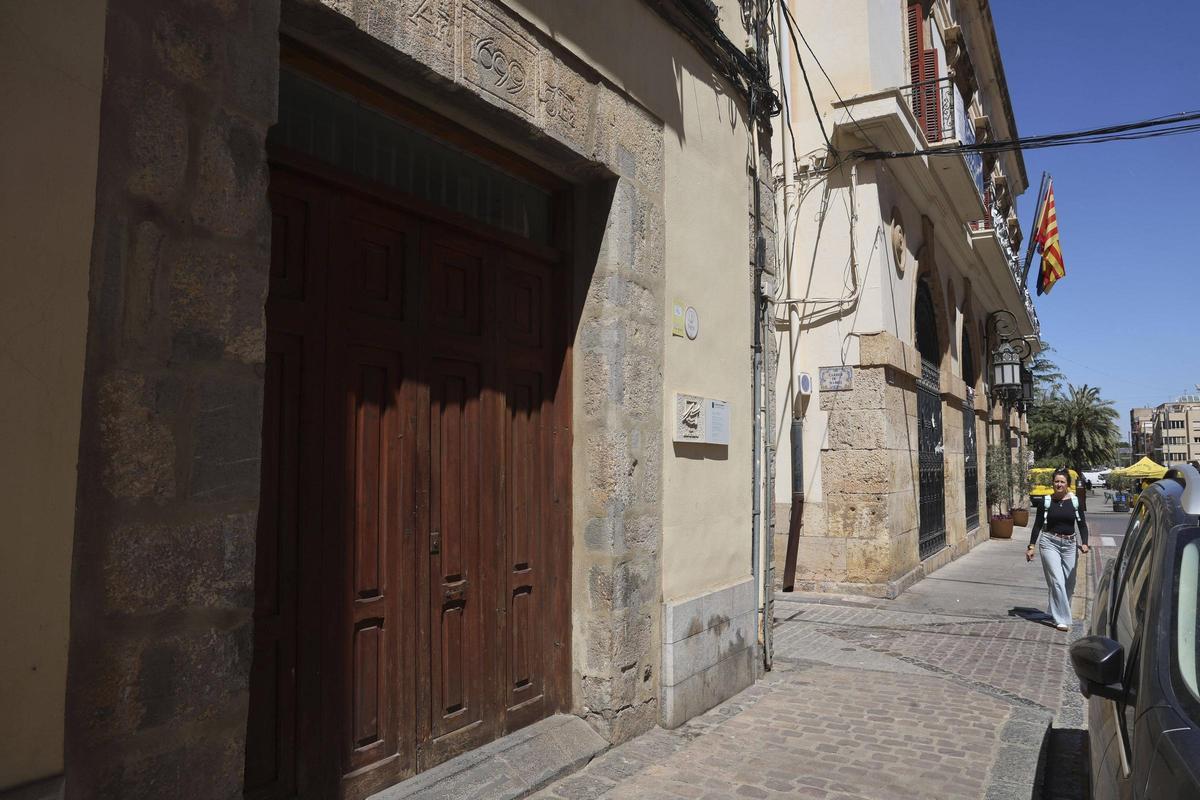 Oficina de Aigües de Sagunt en el núcleo histórico.