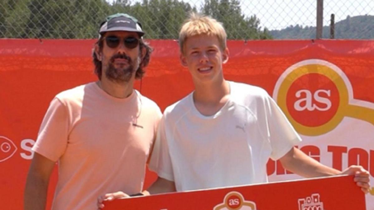 El presidente del Club de Camp Bixquert, Álvaro Sancristóbal, haciendo entrega de la invitación al campeón del torneo Junior masculino sub-18, Egor Khomiakow