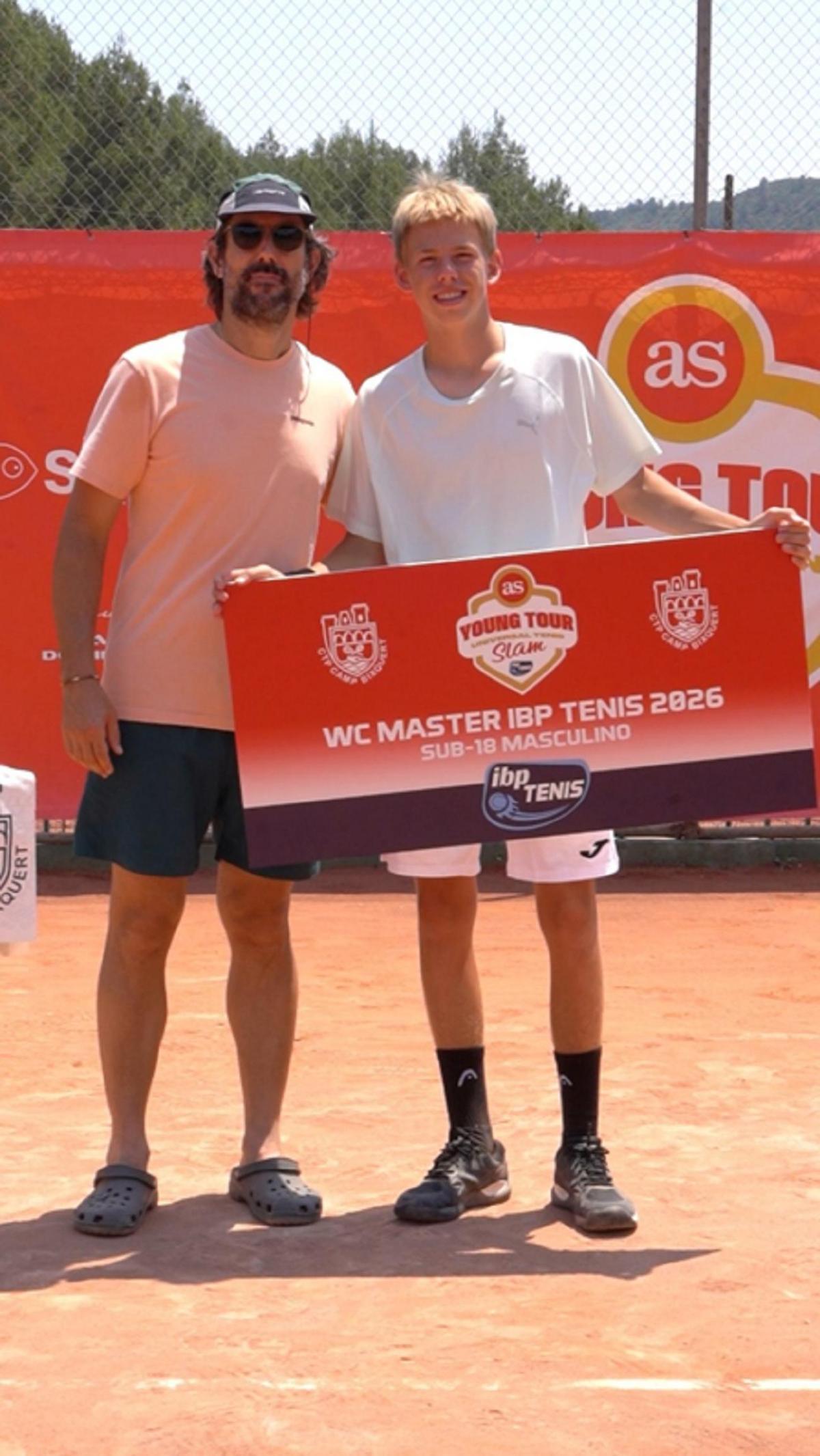 El presidente del Club de Camp Bixquert, Álvaro Sancristóbal, haciendo entrega de la invitación al campeón del torneo Junior masculino sub-18, Egor Khomiakow