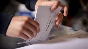 Un elector introduce su papeleta en una mesa de votación durante las últimas elecciones europeas. 