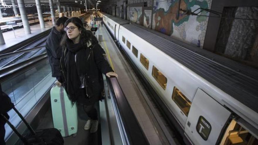 Pasajeros del AVE Madrid-Castelló, el pasado martes.