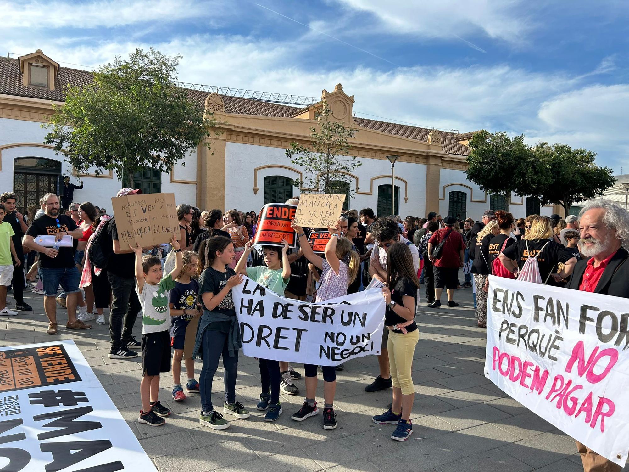 Las imagenes de la manifestación por el derecho a la vivienda y contra la masificación turística