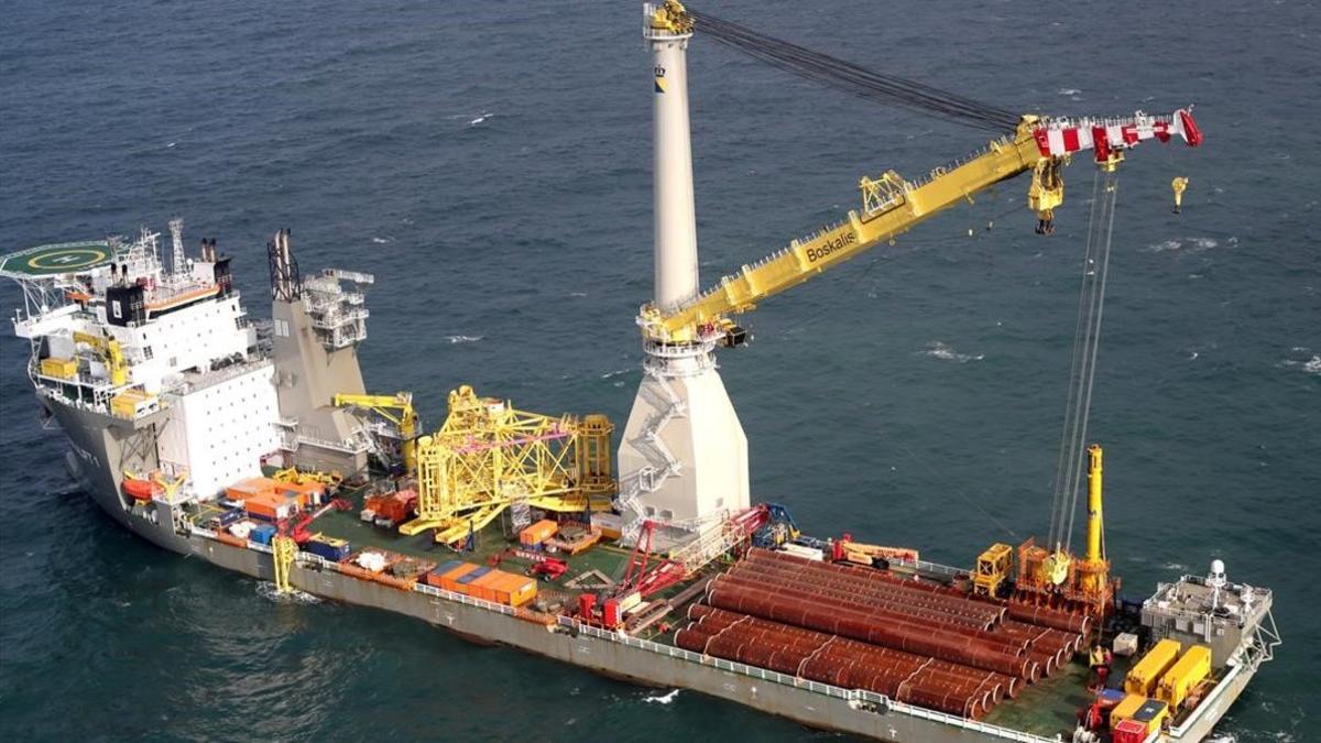 Un barco colocando uno de los pilares construidos por Iberdrola.