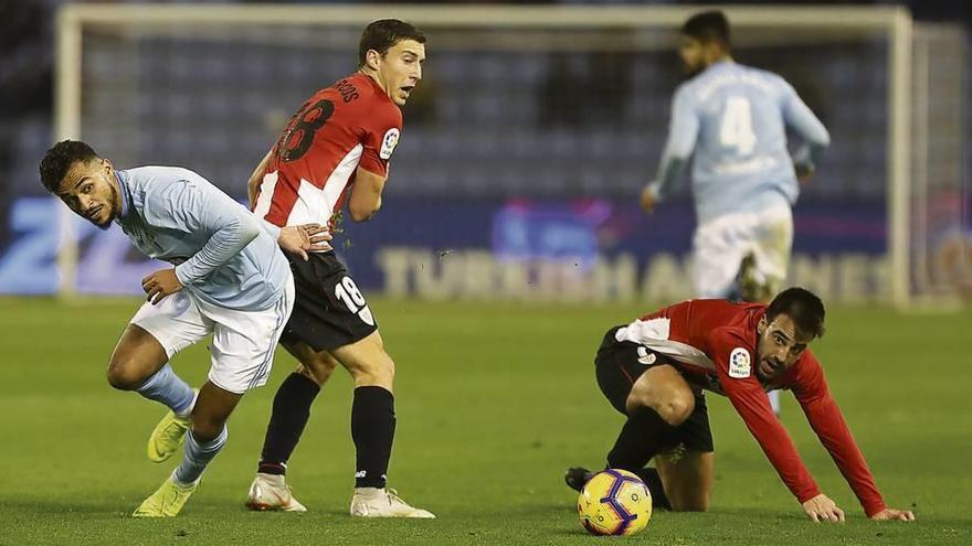 Boufal se escapa de De Marcos y Beñat en un momento del partido de ayer. // Ricardo Grobas