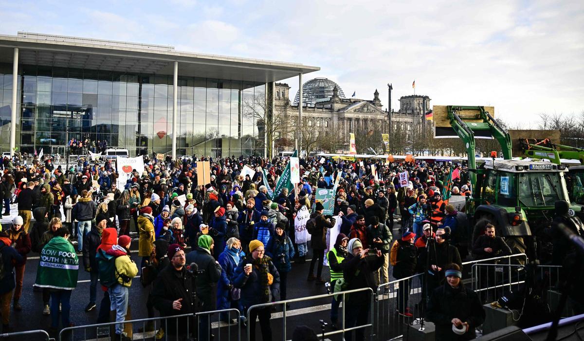 Agricultores con sus tractores conducen cerca del edificio del Reichstag durante una protesta bajo el título Estamos hartos de la industria agrícola contra la producción industrial de alimentos en Berlín, Alemania, el 20 de enero de 2024.
