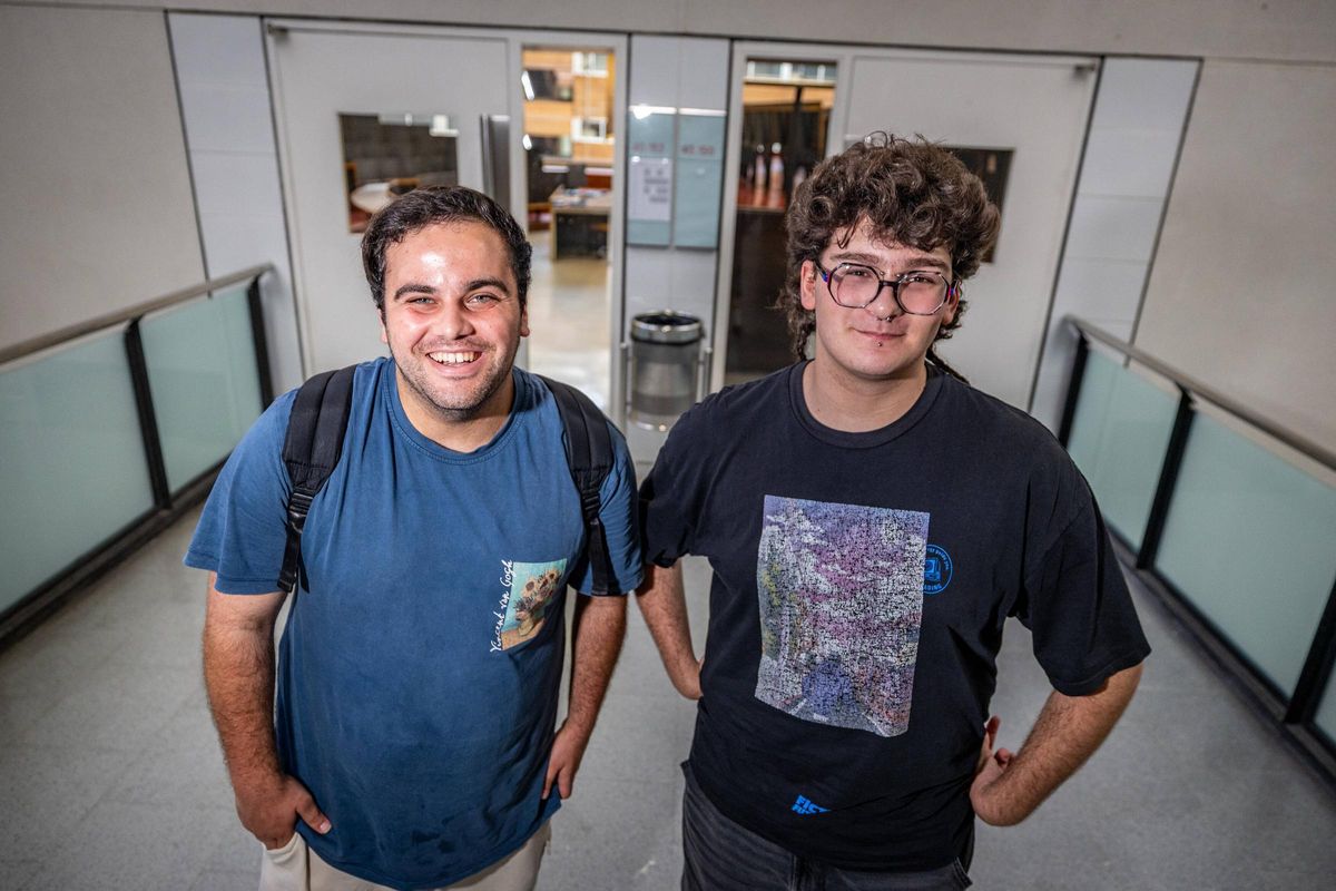 Iker y Sam, este miércoles en la UPF durante los exámenes de la selectividad.