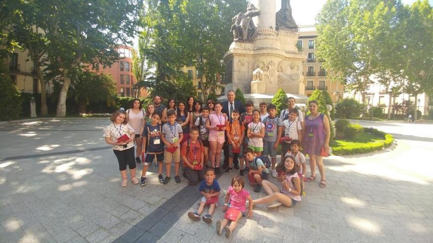 Los alumnos del CRA de Nuez de Aliste durante una visita al Senado en 2018.