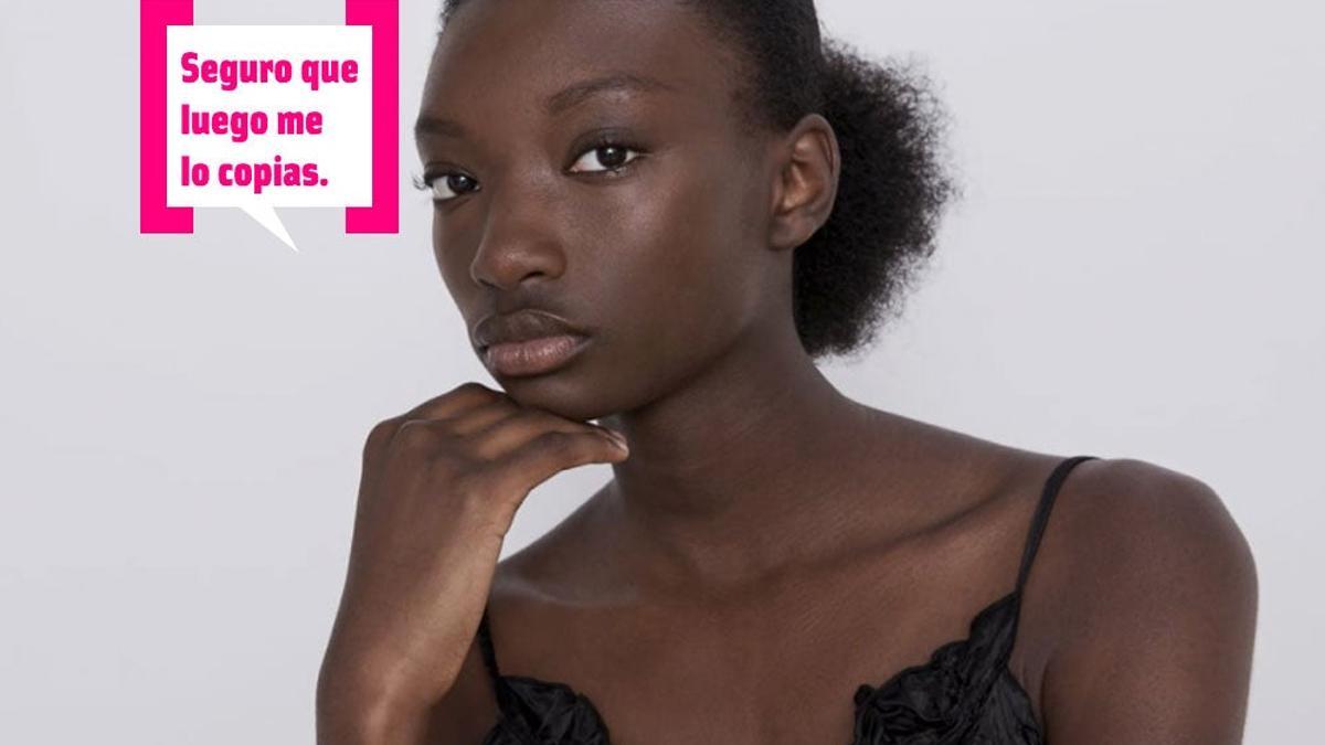 Modelo con vestido de Zara