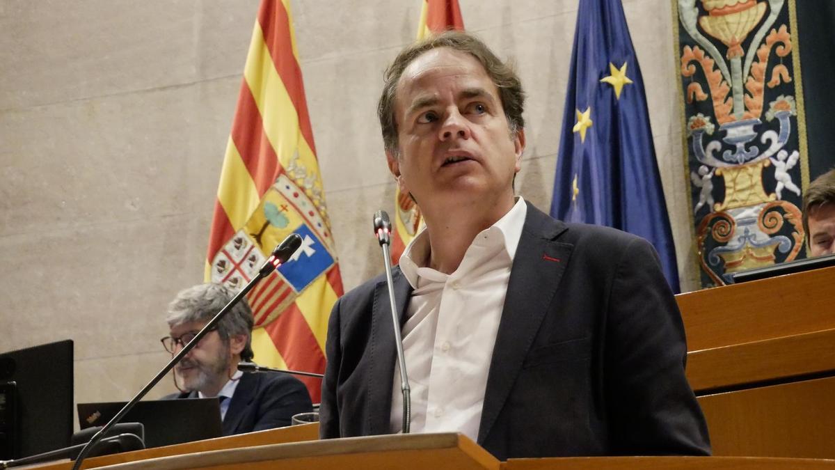 El consejero de Hacienda, Roberto Bermúdez de Castro, este viernes en el pleno de las Cortes.