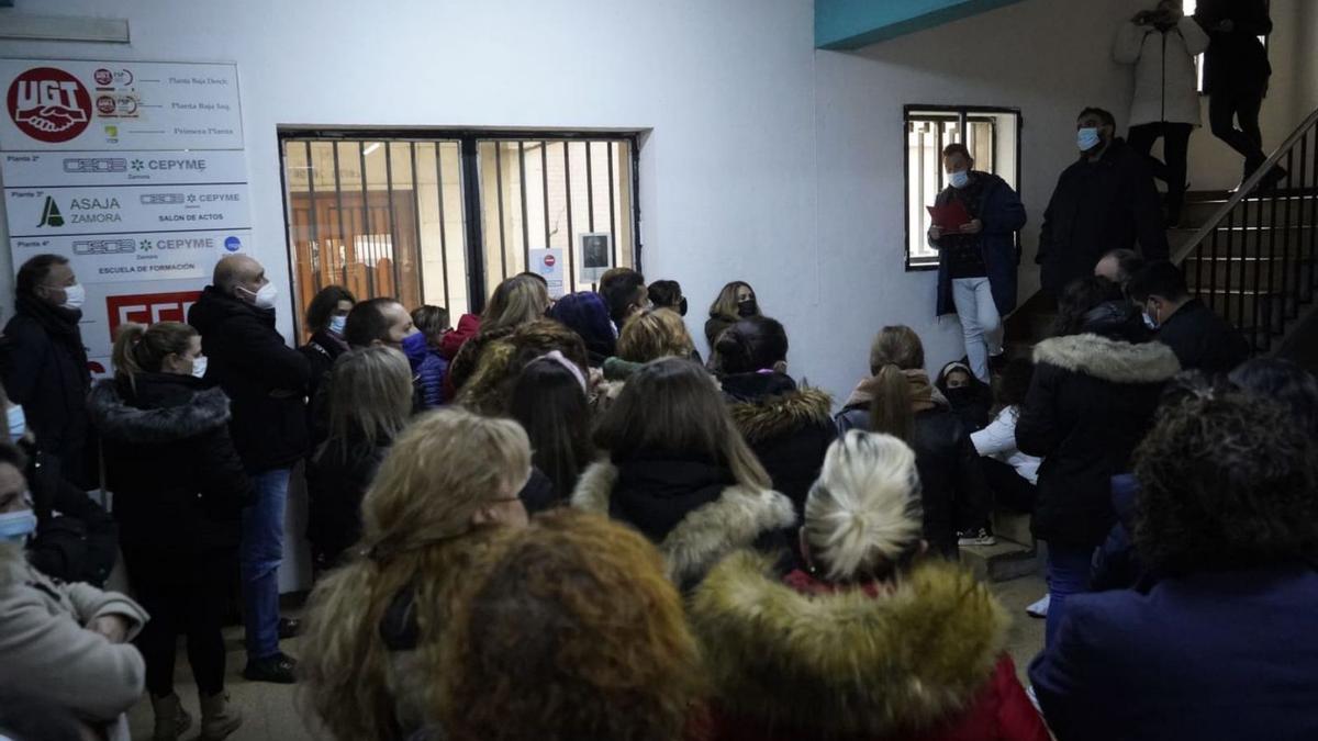 Trabajadores de supermercados durante la asamblea celebrada la pasada semana en Zamora.