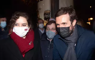 La guerra sucia entre Casado y Ayuso parte en dos al PP