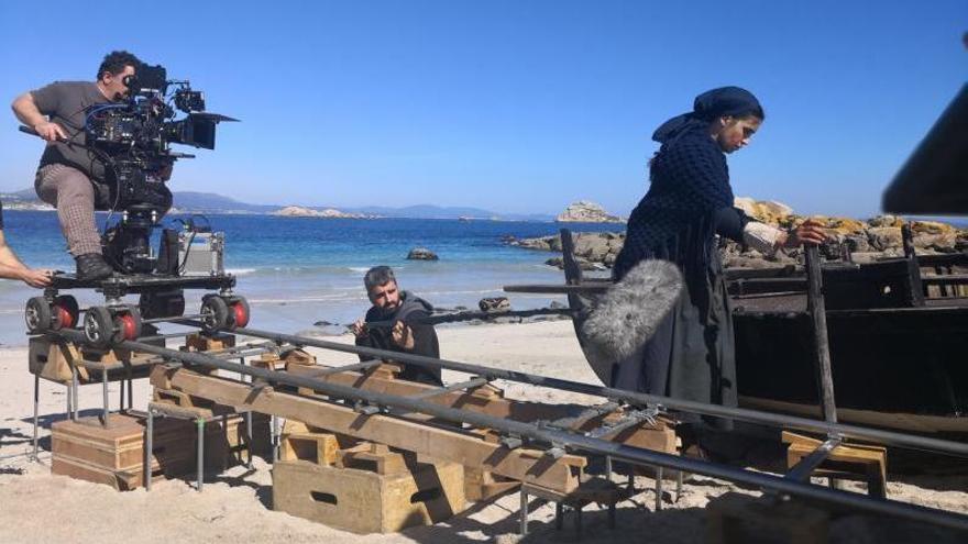 Cámara y sonidista en el rodaje de &quot;La isla de las mentiras&quot; durante una escena de Nerea Barros.