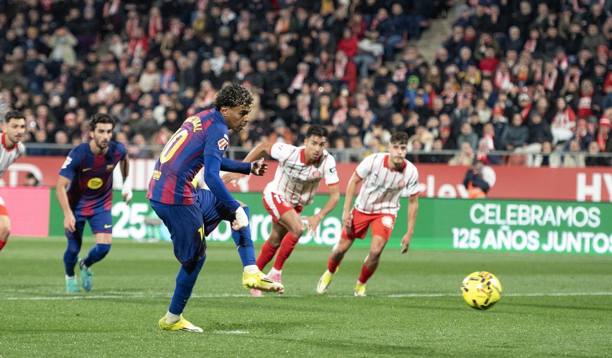 Lamine Yamal ejecuta desde el punto de penalti.