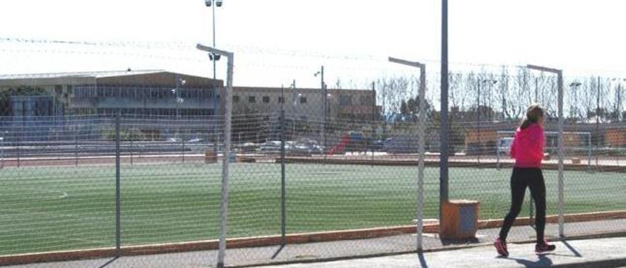 Imagen del terreno de juego de fútbol del polideportivo municipal Mateu Cañellas.