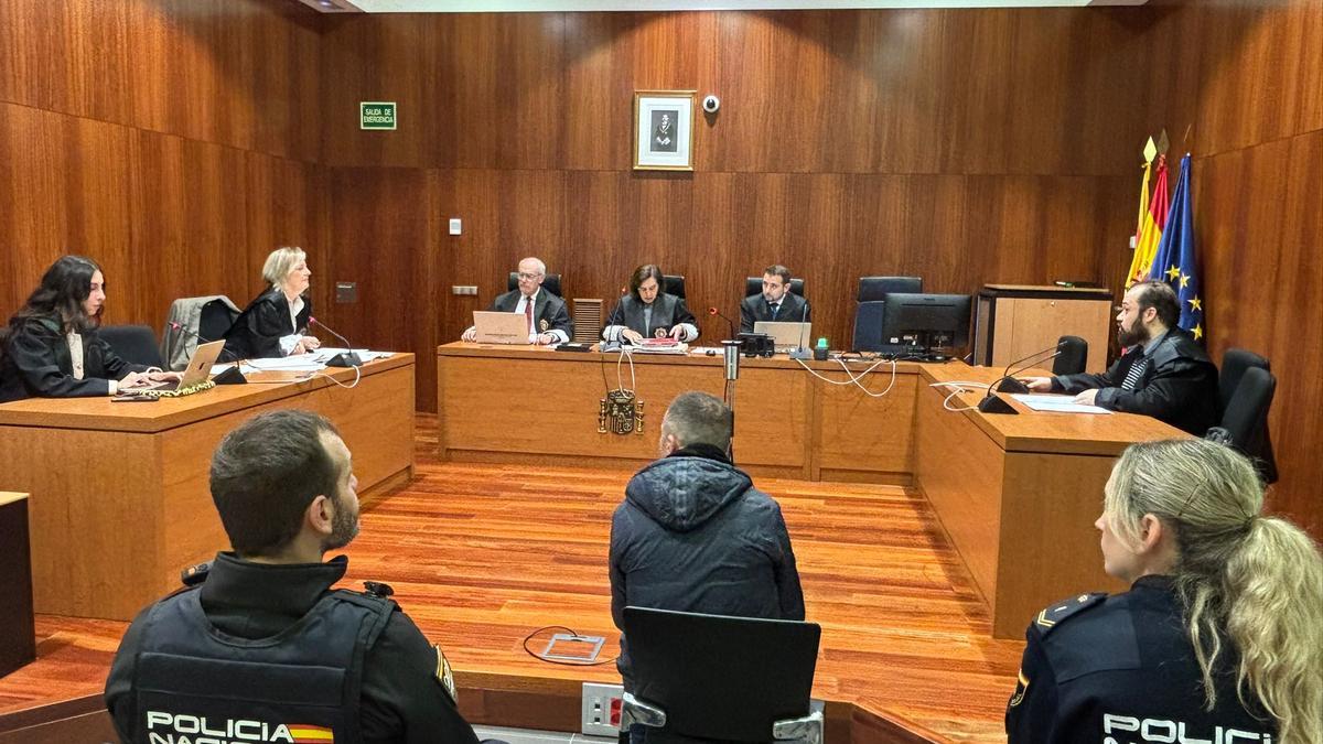 El acusado, Juan Z. M., este viernes en el banquillo de los acusados de la Audiencia Provincial de Zaragoza.