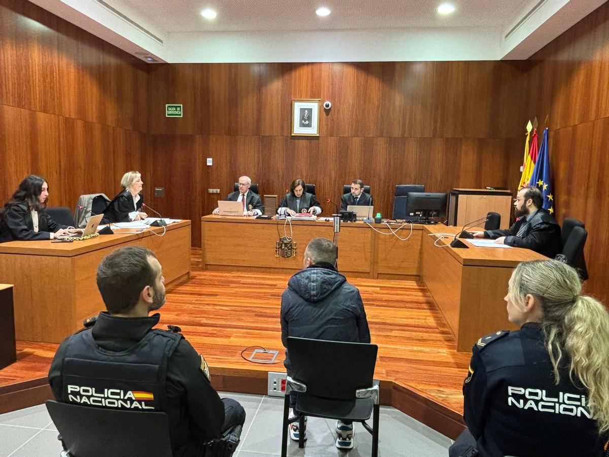 El acusado, Juan Z. M., este viernes en el banquillo de los acusados de la Audiencia Provincial de Zaragoza.