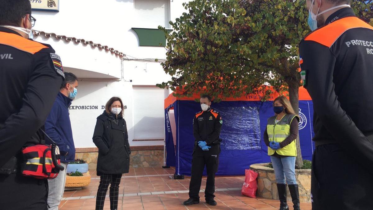 Visita de la delegada a puesto de mando de Protección Civil en Cuevas del Becerro con el teniente de alcalde y la jefa de servicio de Emergencias de la Delegación del Gobierno.