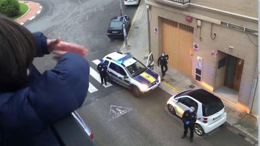 La Policía Local felicita el cumpleaños durante el confinamiento