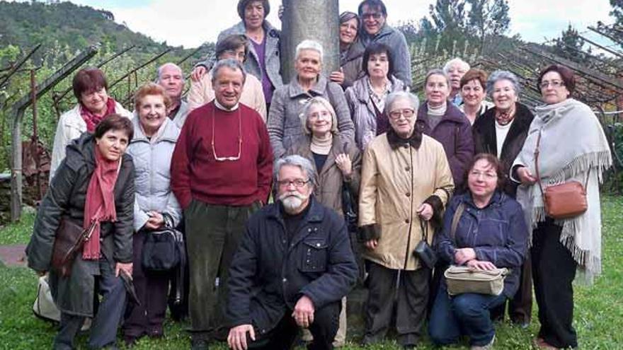 El presidente de A Solaina, Paco Lareo, con un grupo de visitantes.