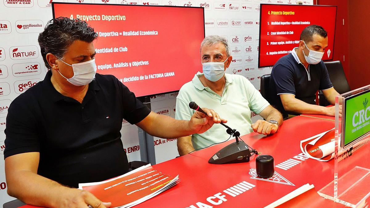 Adrián Hernández, al fondo, en rueda de prensa junto a Francisco Tornel y Julio Algar. | JUAN CARLOS CAVAL