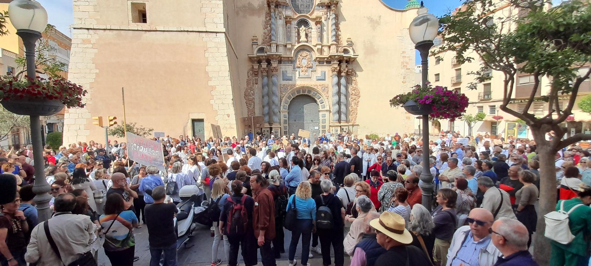 Fotos de la multitudinaria manifestación en Vinaròs para defender "una sanidad pública digna"