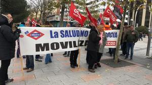 Concentración de trabajadores de Metro de Madrid a las puertas de los juzgados de Plaza de Castilla. 