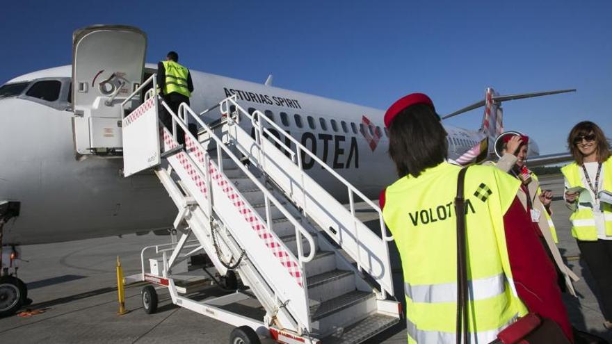 Un avión de la compañía Volotea, en el aeropuerto de Asturias.