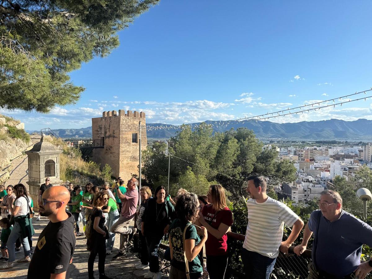 Algunos de los participante en la cadena que subía al castillo.