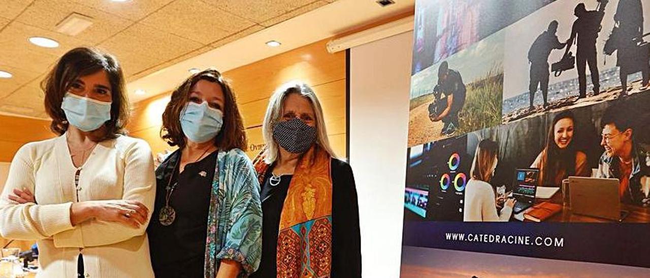 Yolanda Alonso, Carmen Adams y Magdalena Cueto, en el Centro de Servicios Universitarios de Avilés. | Miki López