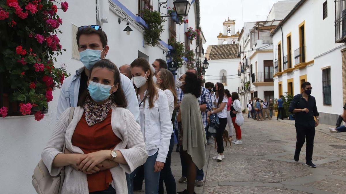 Colas en la ruta del Alcázar Viejo en el primer día del Festival de Patios de Córdoba.