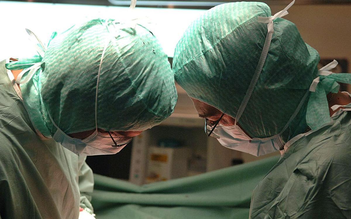 Médicos del Hospital Universitario de A Coruña (Chuac), durante un trasplante.