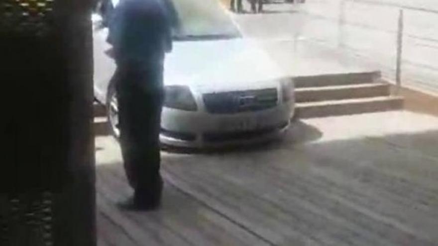 Un coche cae por las escaleras del Cabildo de Gran Canaria