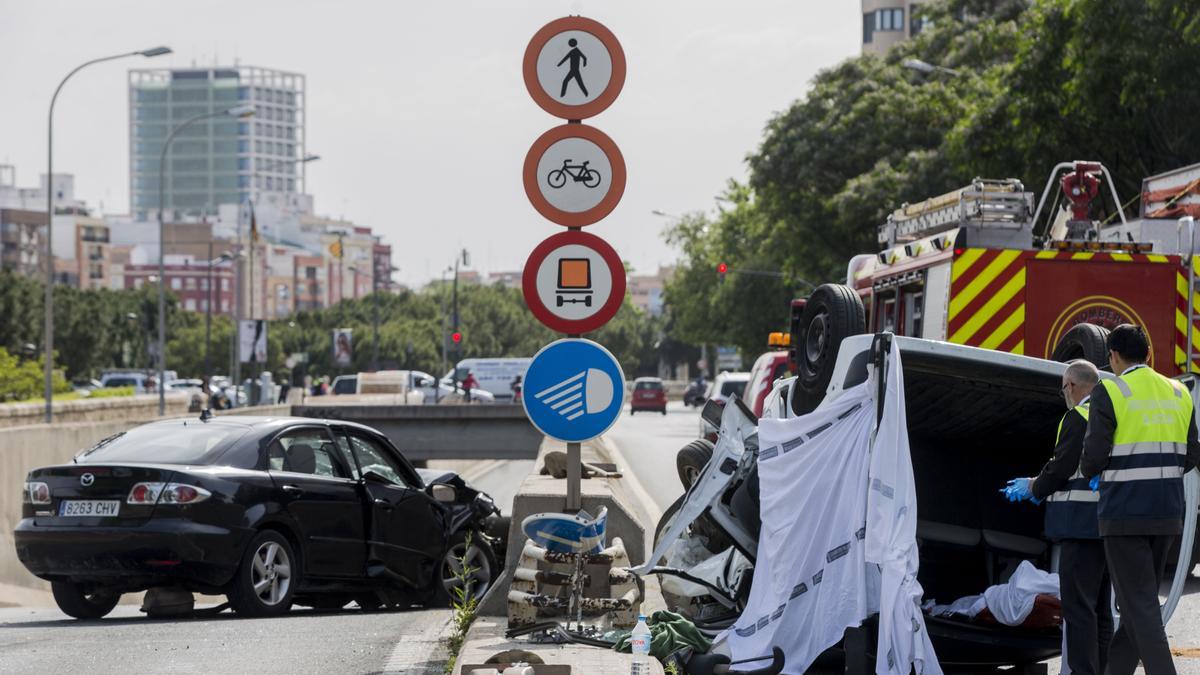 Estado en que quedaron el vehículo del causante del siniestro, a la izquierda, y la furgoneta donde iba la víctima mortal tras el accidente.