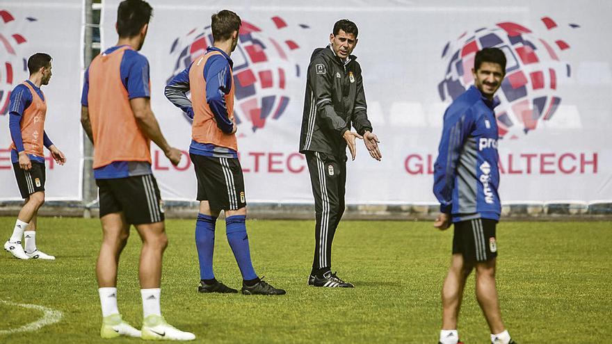 Hierro da indicaciones durante un entrenamiento del Oviedo.