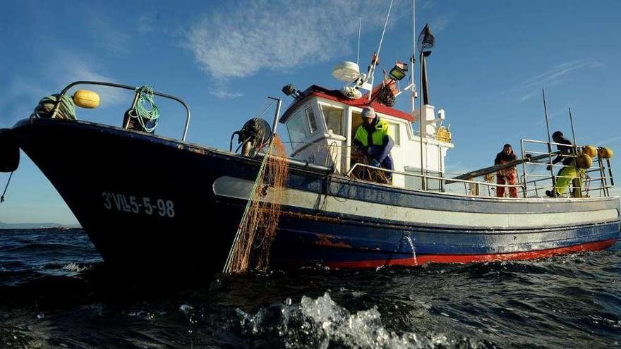 Un barco de la flota de artes menores en una jornada de trabajo.